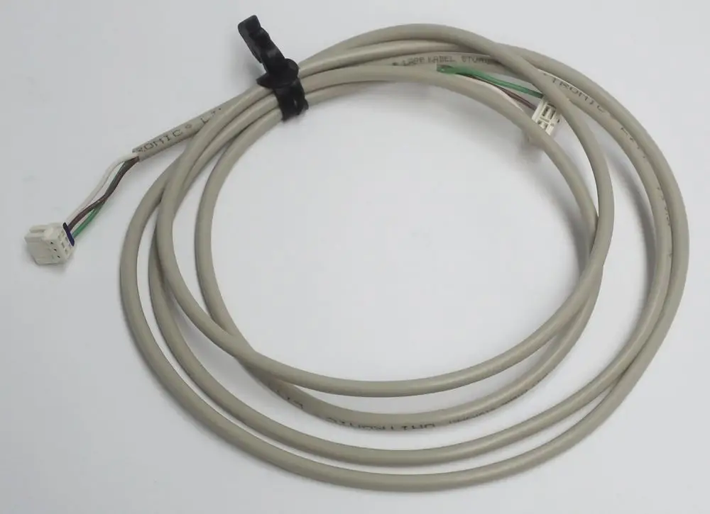 Daikin Kabel mit mehreren Adern und einem Stecker, gebündelt mit einem Kabelbinder, auf hellem Hintergrund.
